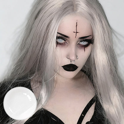 Model mit weißen Halloween Kontaktlinsen, Gothic-Look mit weißer Perücke und schwarzem Lippenstift, Jahreslinsen